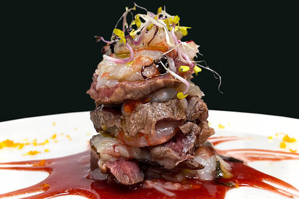 5. Milhojas de solomillo de vaca Rubia Gallega, carabineros y vinagreta de trufa.