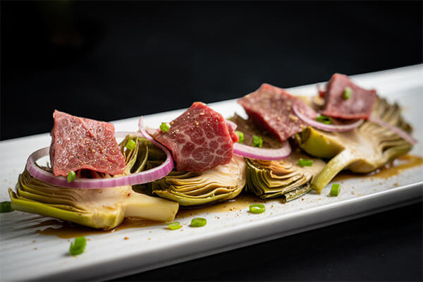 41. Alcachofas salteadas con virutas de Wagyu.