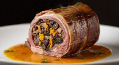 Cilindro de cordero relleno y salsa de naranja